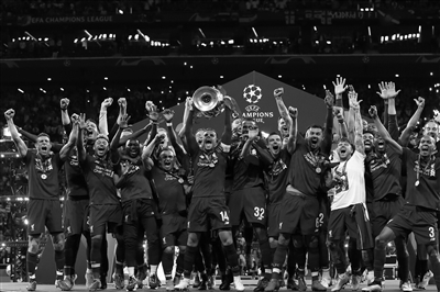 宋凯出席中国体育美术作品展览，与奥运冠军金牌合影